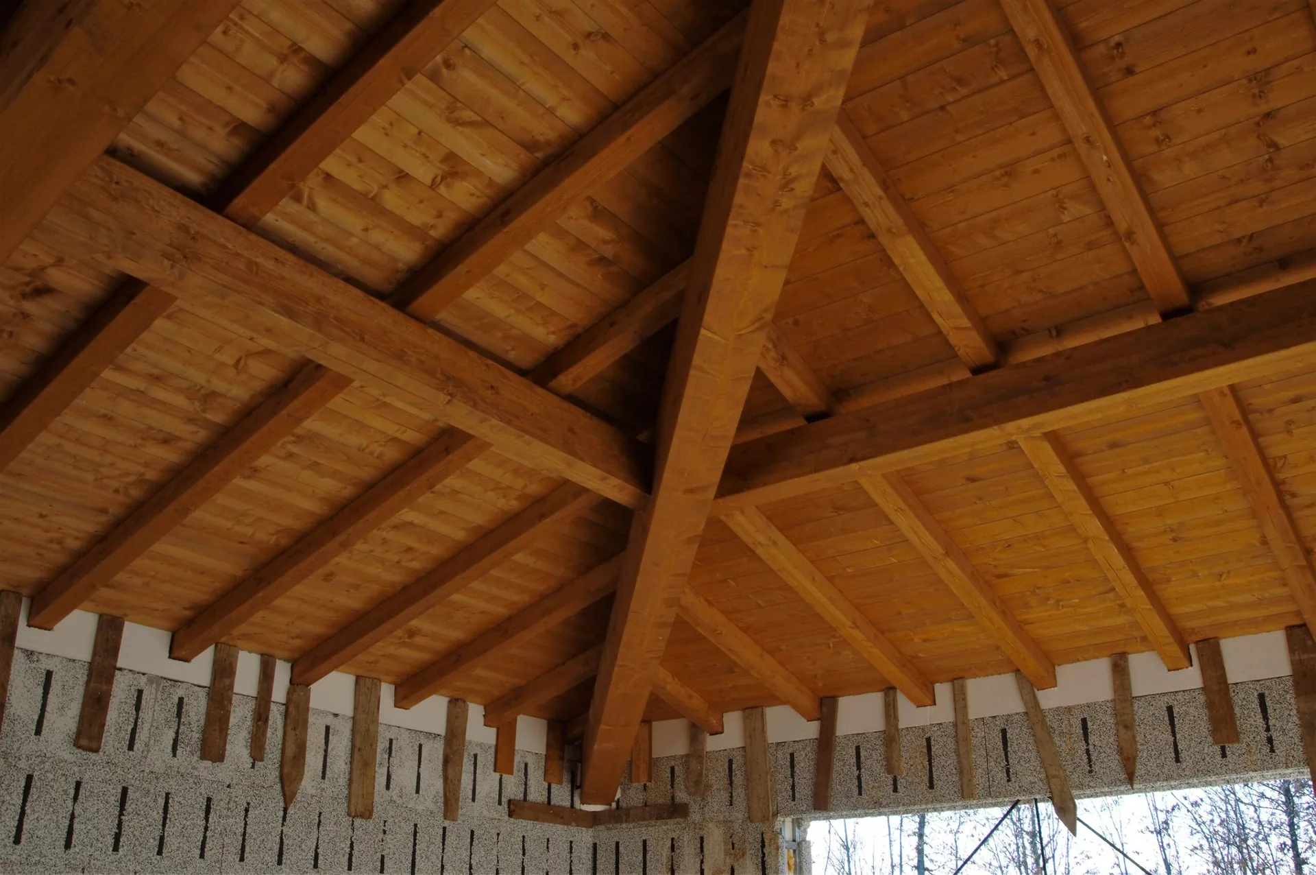 Soffitto con travi in legno a vista in un ambiente interno
