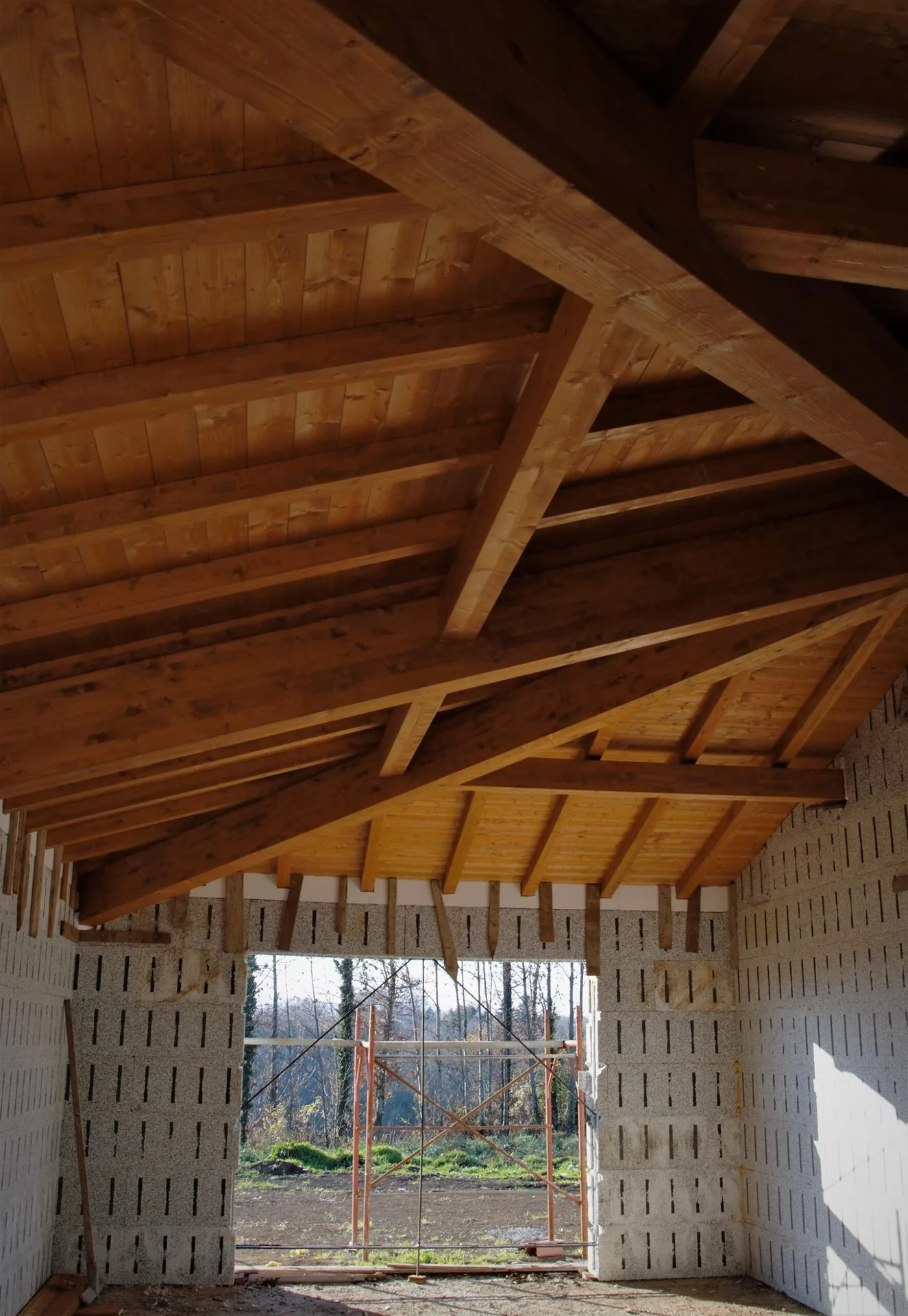 Dettaglio della struttura interna del tetto in legno lamellare