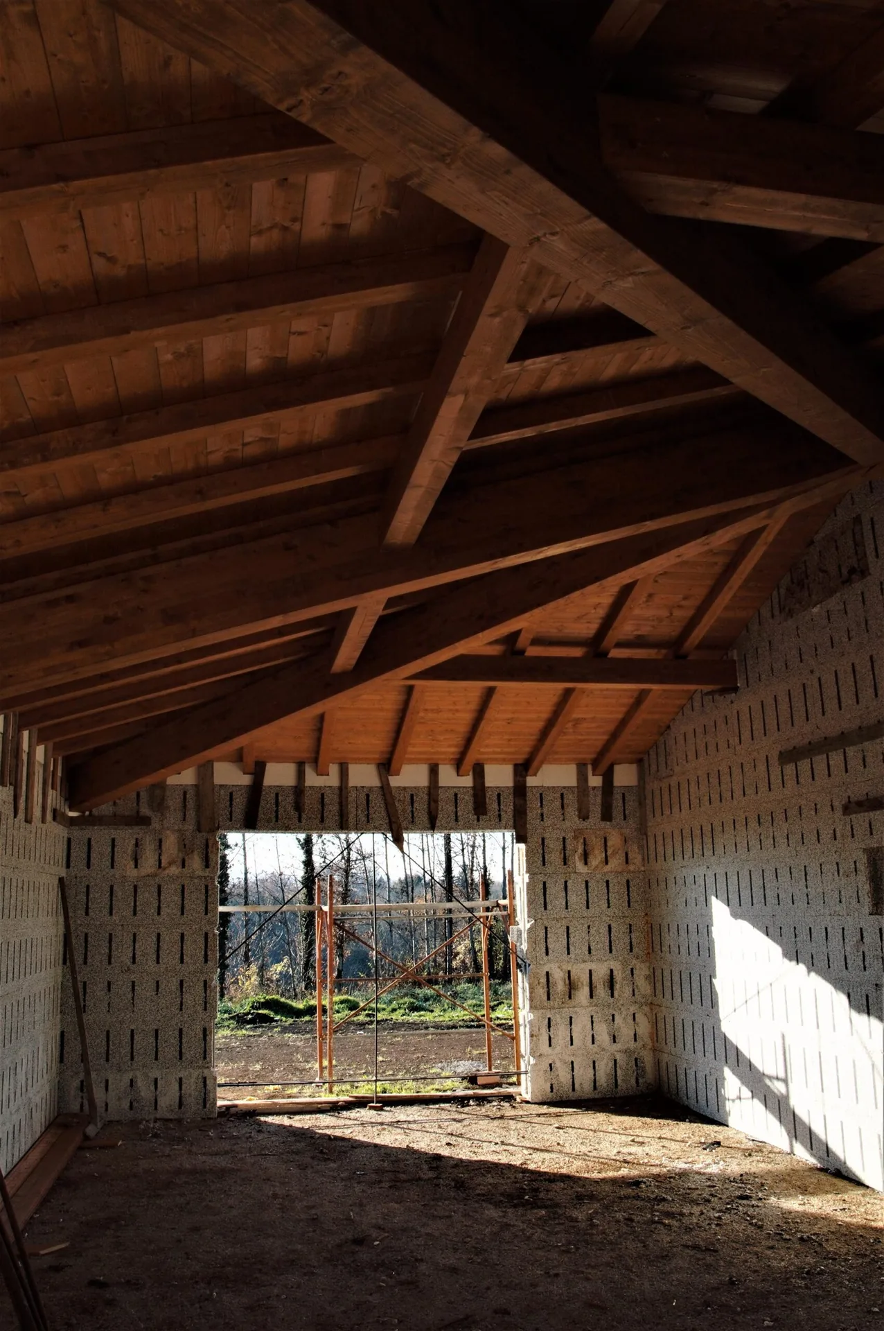 Struttura del tetto in legno vista dall’interno del cantiere