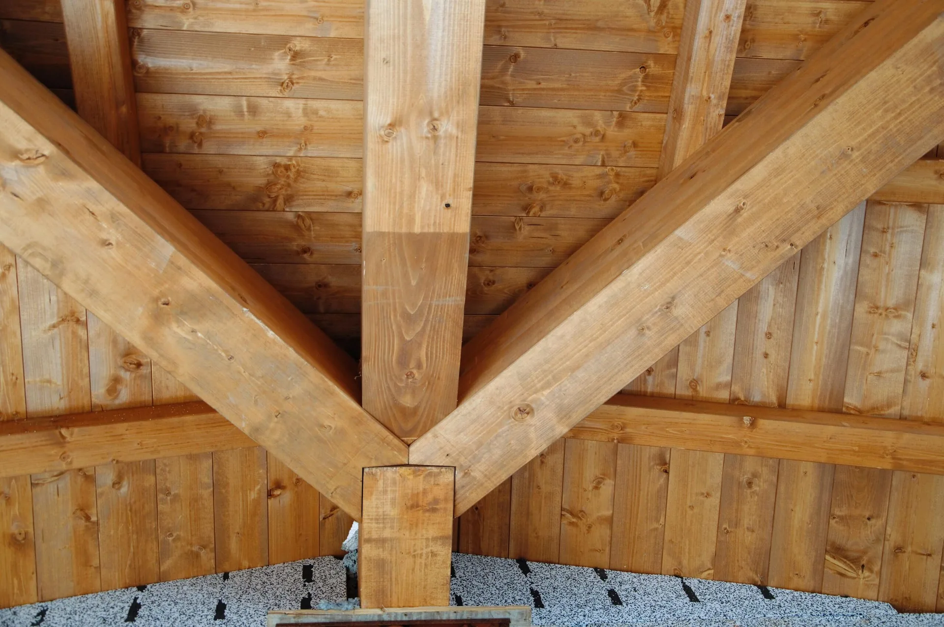 Dettaglio del nodo tra trave e capriata in abete lamellare