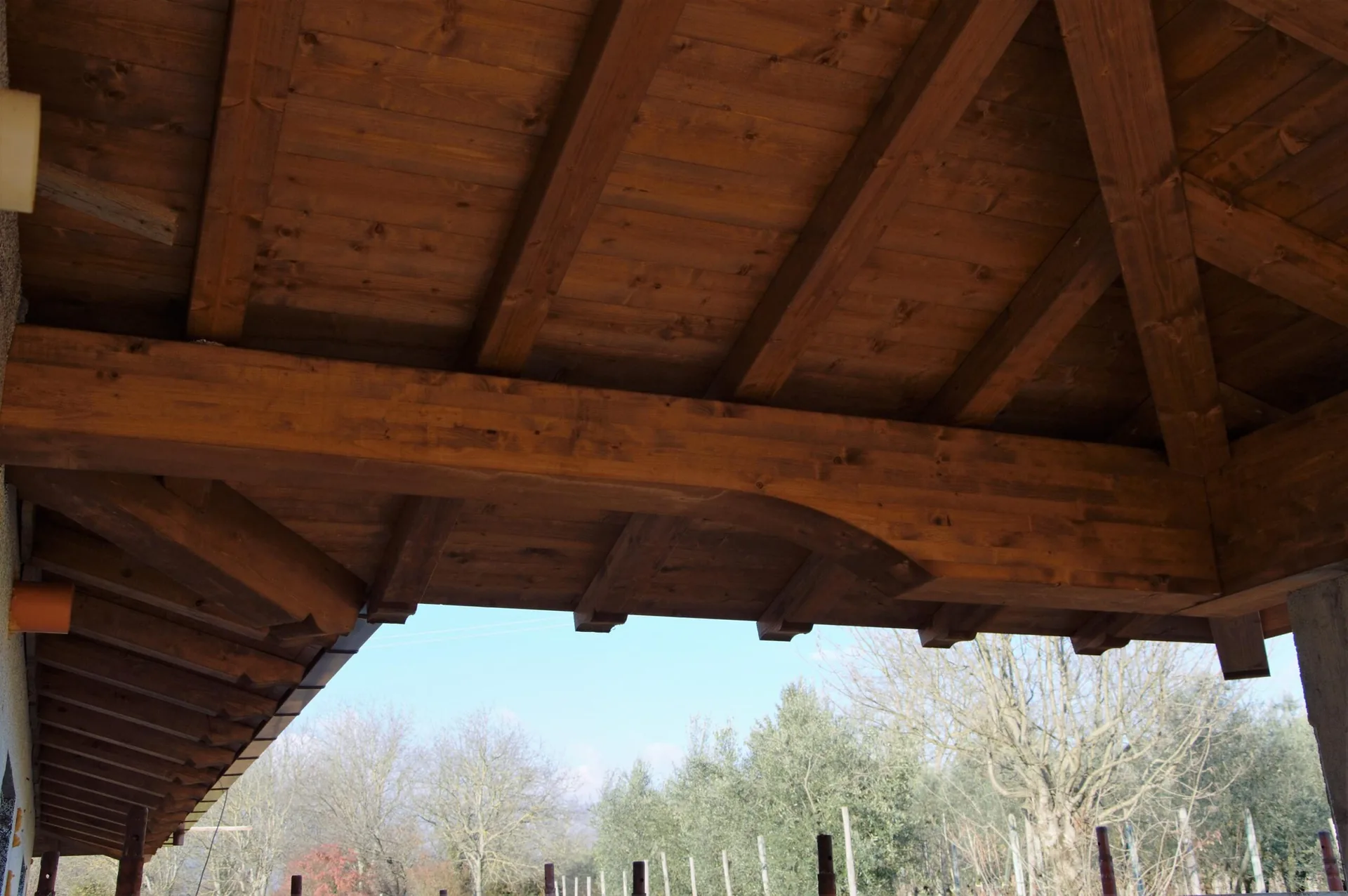 Copertura in legno lamellare vista dall’esterno a Colle Palme