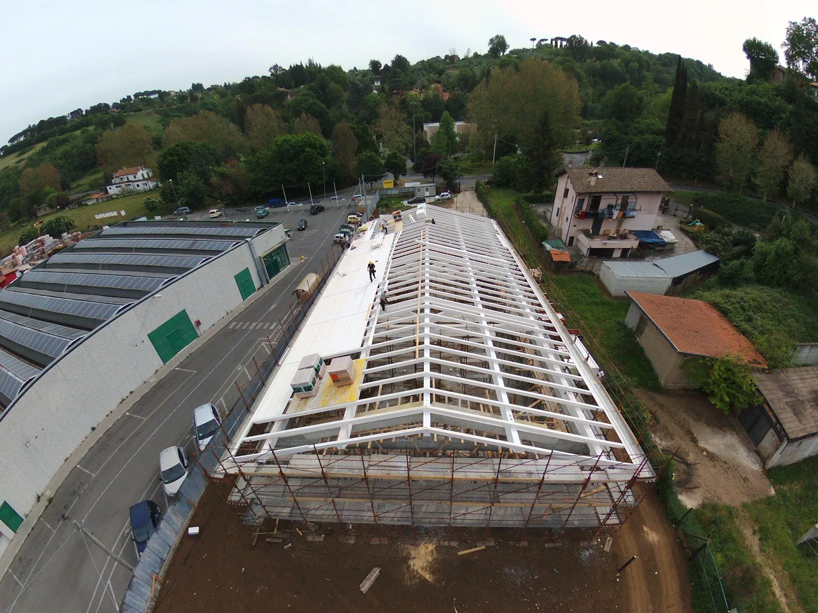 Cantiere del tetto a Santa Apollaria ripreso dall’alto
