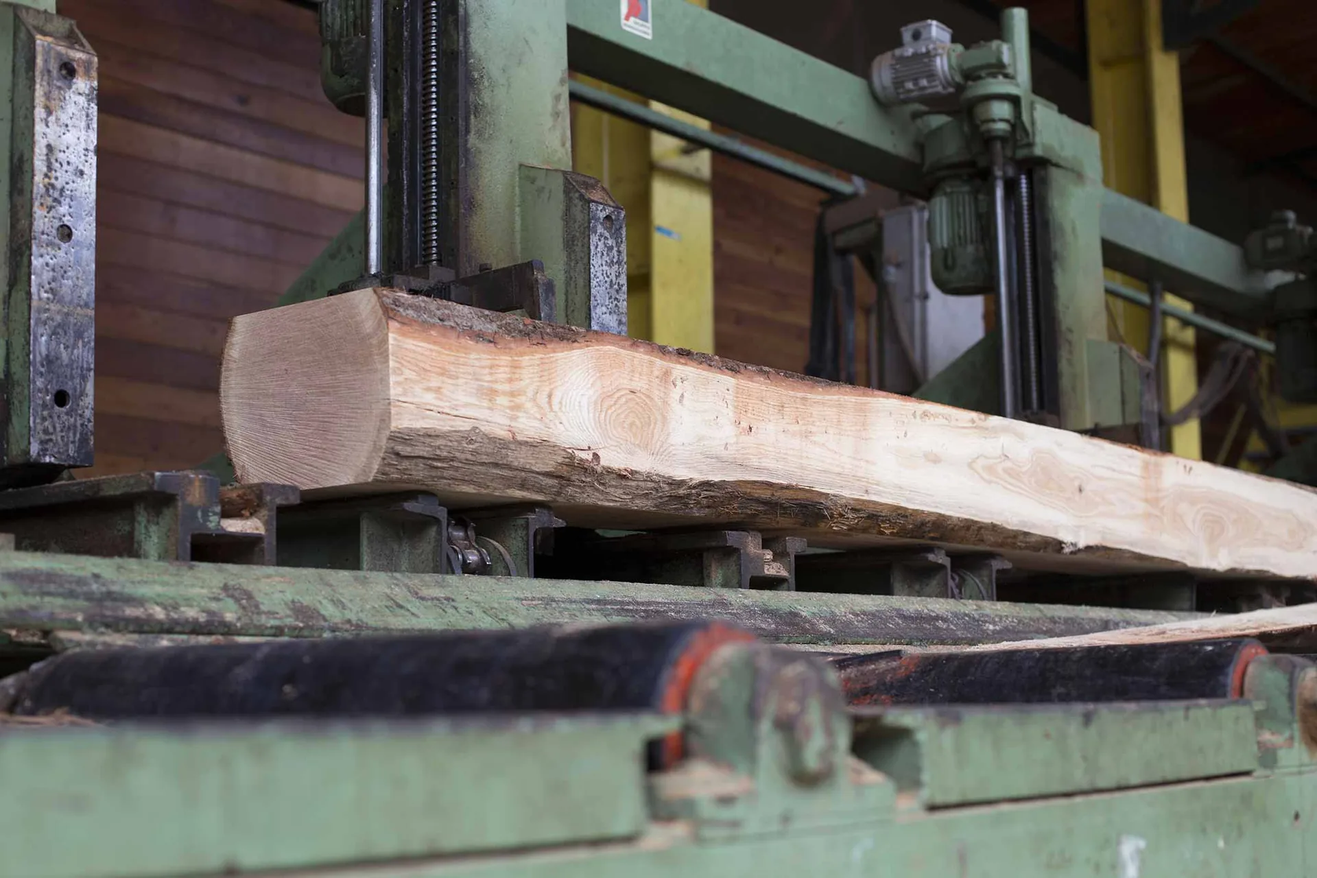 Trave di legno in lavorazione nella segheria