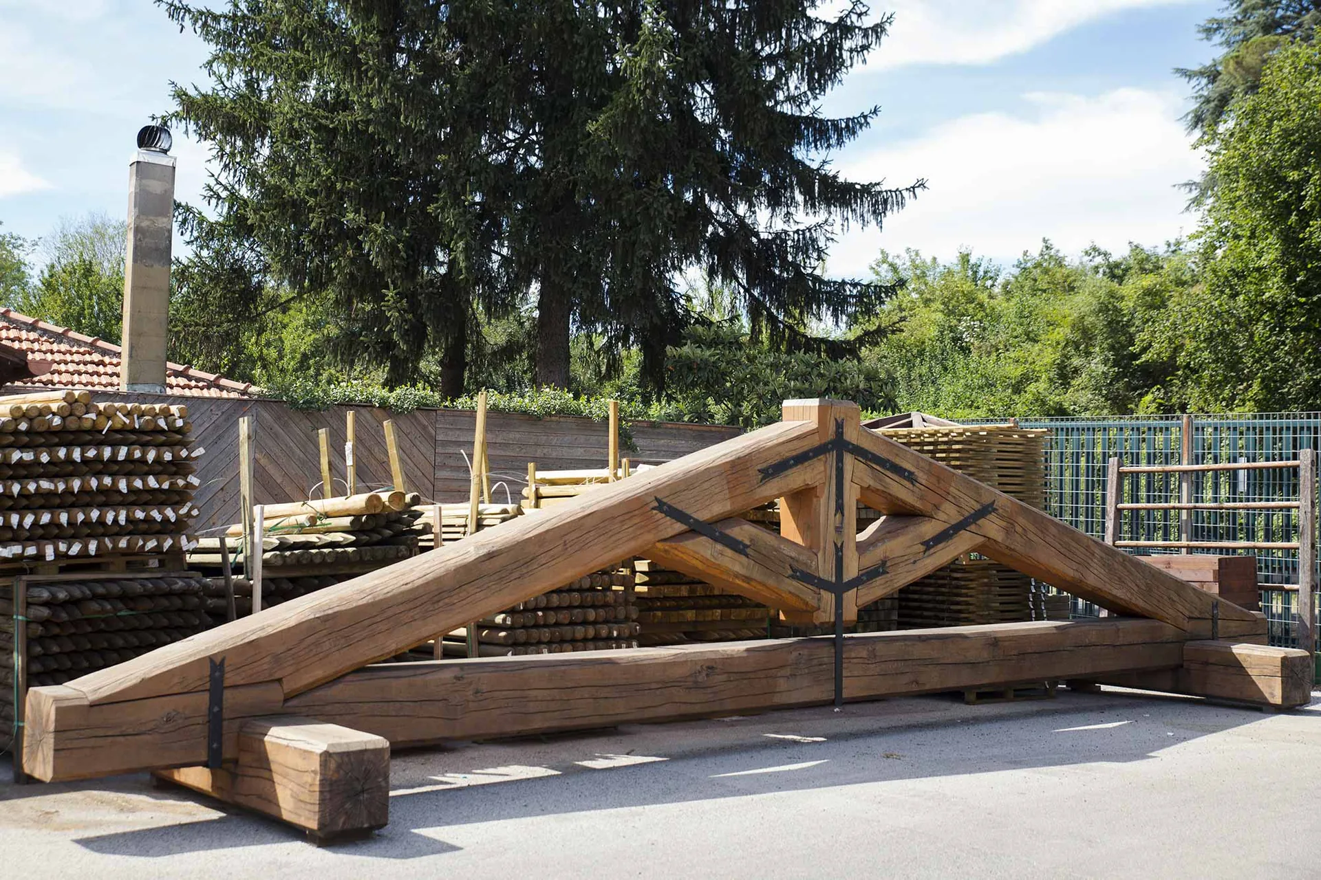 Capriata in legno in lavorazione nella segheria