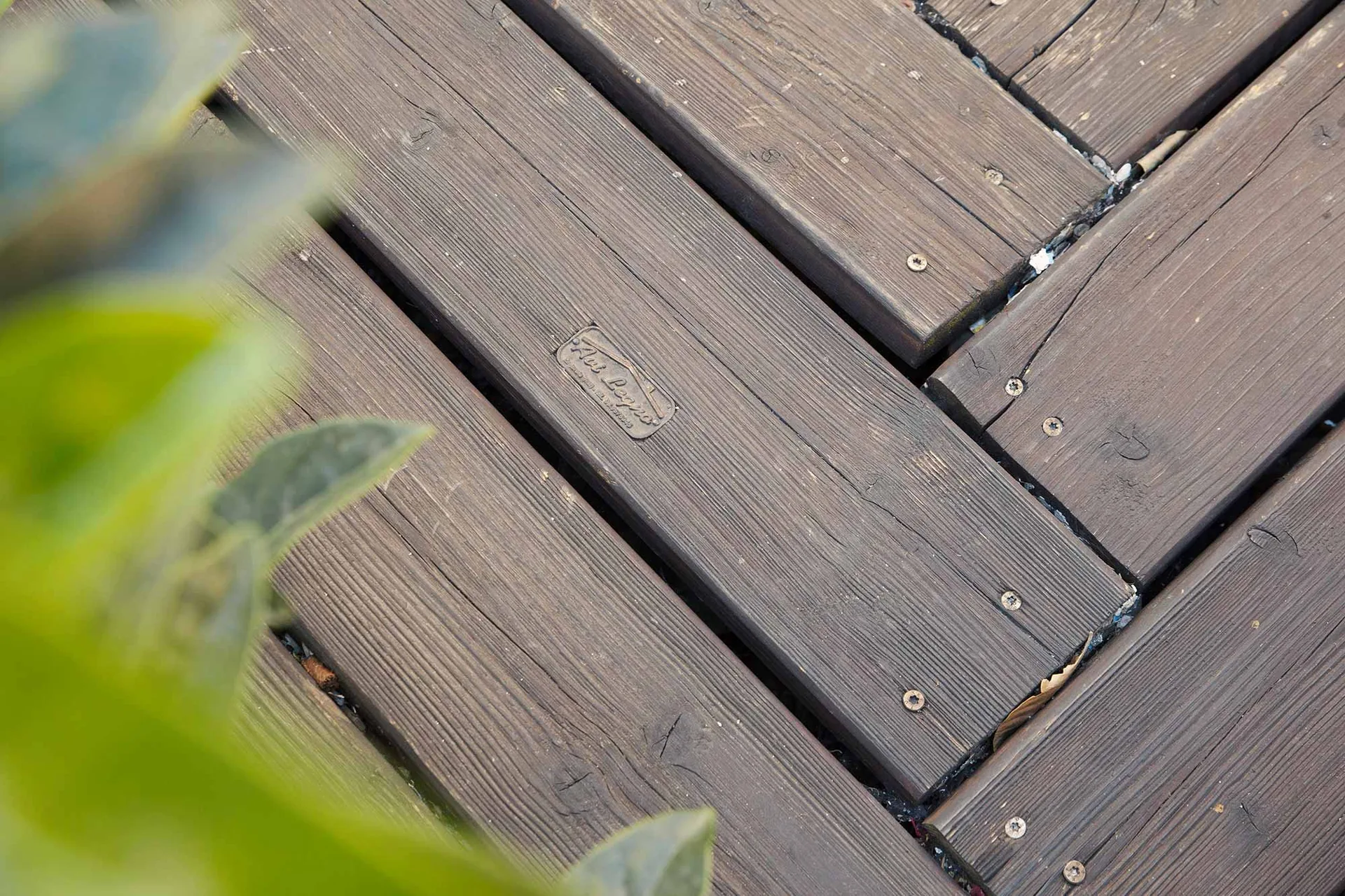 Dettaglio di pavimentazione esterna in listoni di legno