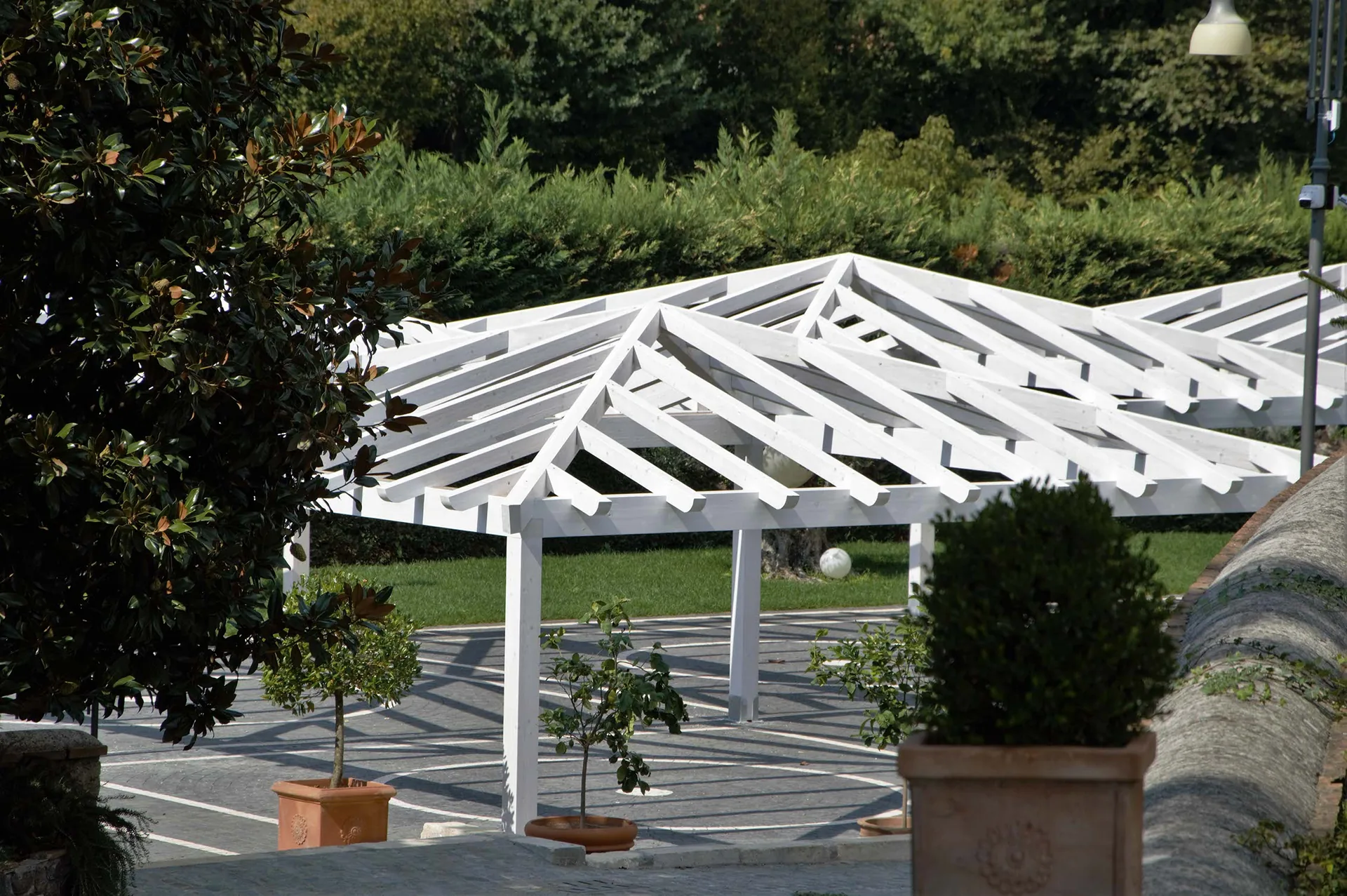 Pergolato in abete lamellare a vista, ripreso dal giardino