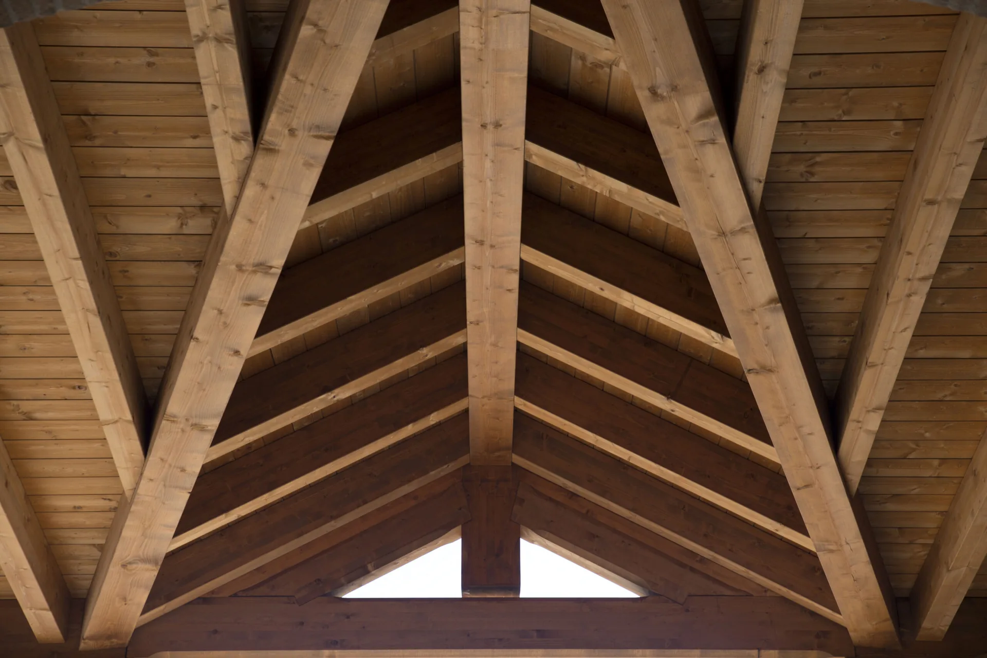 Interno di un tetto in legno con capriate a vista