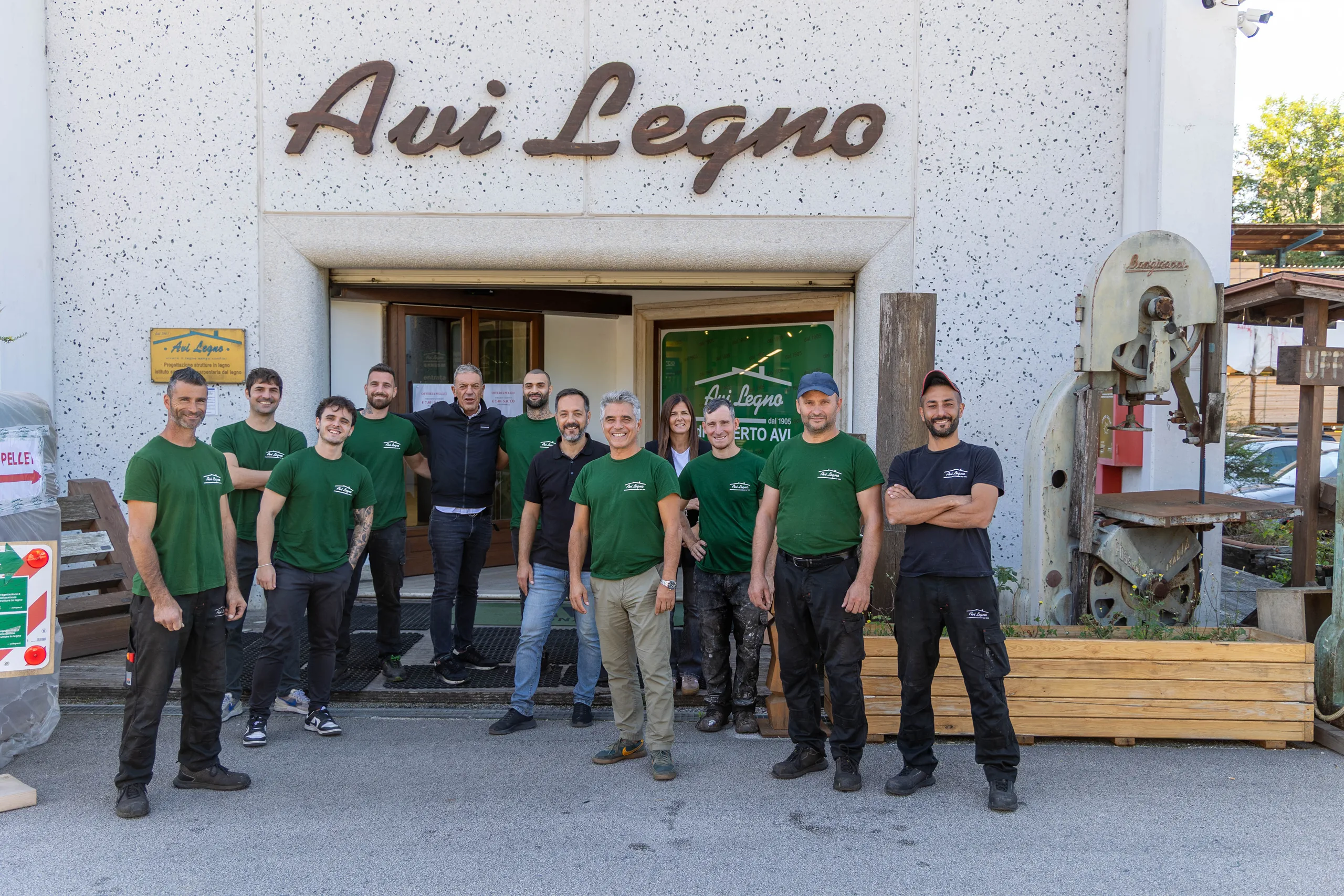 La squadra di Avi Legno davanti alla sede aziendale